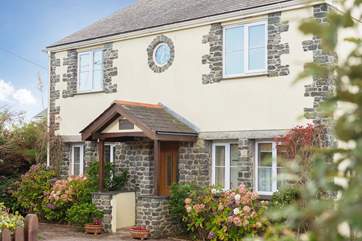 Mermaid Cottage is a pretty detached cottage in the heart of the village of Ruan Minor.