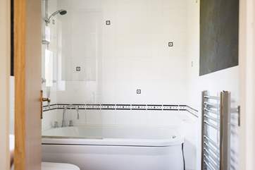 The en-suite bathroom to the master bedroom.