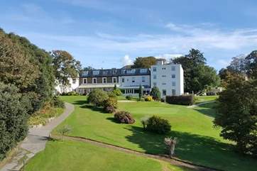 On a quiet bend of the tranquil Helford River nestles the award-winning 4 star Budock Vean Hotel. Set in 65 acres of gardens, woodlands and its own golf course.