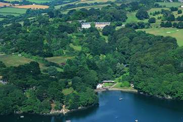 The breathtaking location of the hotel and these luxury houses by the river.