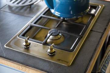 The gas hob gives complete versatility if you do not wish to fire up the range.
