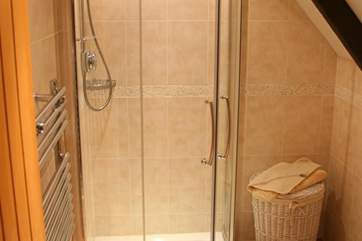 The heated towel rail provides warm towels for you after you step out of the spacious, fully tiled shower.
