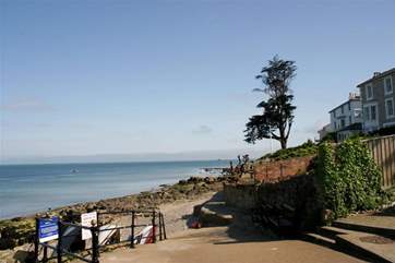 The beach is directly opposite the apartement.