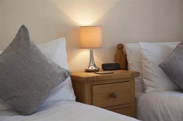 The cosy twin room has a soft feeling.
