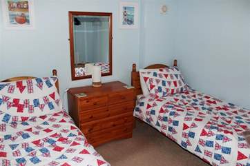 The cheerful, nautical-inspired twin bedroom.