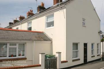 35 Cross street is located in the heart of Cowes, a few steps from the popular high street and high speed ferry links.