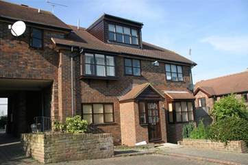 7 Sandpipers is in a quiet courtyard of town houses right in the middle of Seaview village