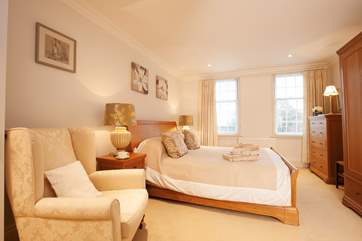 The king-size bedroom has an en suite shower room.