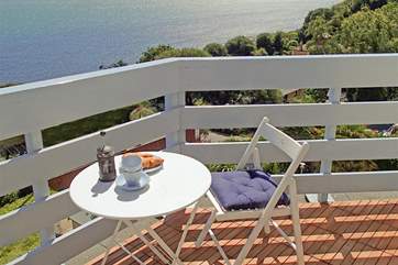 Gilmerton has a fantastic balcony off of the living-room, perfect for breakfast with sea views.