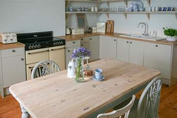 The pretty country kitchen.