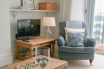 The sitting-room is beautifully decorated.