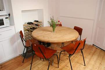 Dining area, with seating area for up to 6