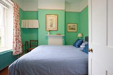A second cosy twin bedroom.