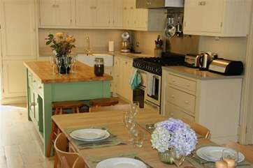 Kitchen & dining area