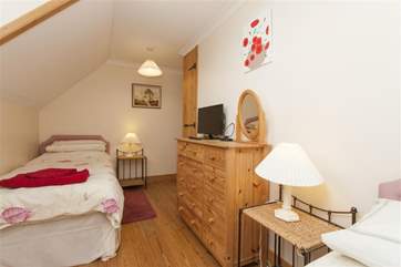 Twin bedroom with additional pull out single beds