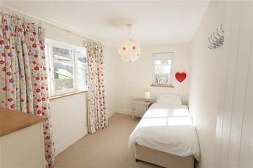 Ground floor single bedroom overlooking the garden at the rear