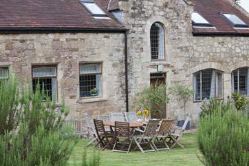 Perfect for an al fresco supper just steps from the kitchen.