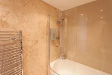 Vida even has a bathroom with bath, fitted shower, WC and wash-basin.