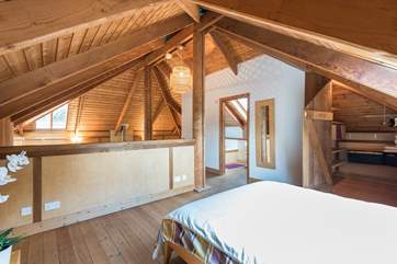 This room has an en suite bathroom and a walk-in wardrobe.