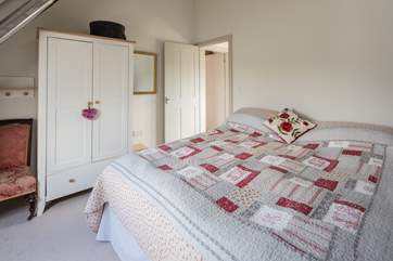 The 5ft king-size bed can be split into two 2'6'' single beds.