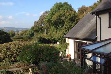 Far-reaching views from the garden, surrounded by open fields, yet Axmouth, Seaton, Sidmouth, and Lyme Regis are nearby.