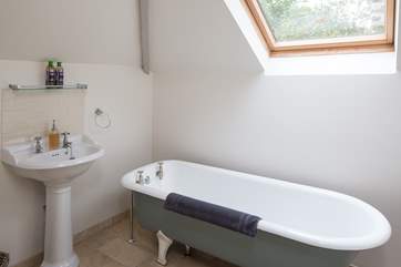 En suite to master bedroom, equipped with this eye-catching claw-foot bath. Perfect to sink into after a fun-filled day.