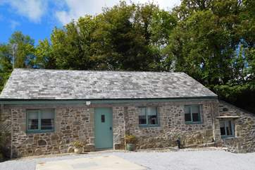 Long Beam Barn is set within a small group of properties, including the Owners' next door and two cottages opposite.