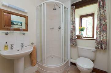 The twin bedroom has an en suite shower-room.