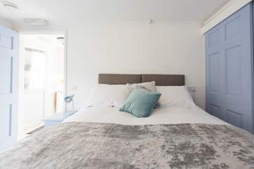 A zip and link double bed (double or single).