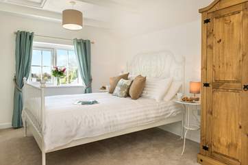 The pretty double bedroom.