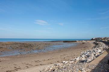 Just seconds away from the beach, this cottage is perfect for a holiday by the sea