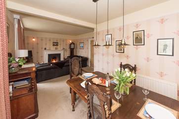 The sitting/dining-room.