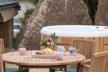 Al fresco eating? Hot tub?