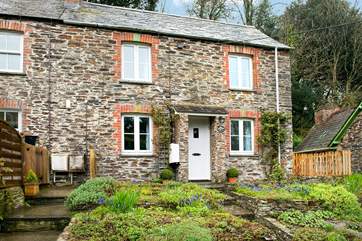 Woodside Cottage is an end of terrace cottage.
