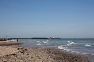 Close to Wightlinks Catamaran off Ryde pier, Rose Monte is located in easy reach of Portsmouth without the need of a car.