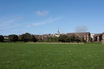 The cottage backs onto Simeon Recreation Ground, a perfect place for dog walking, sun bathing or even kite flying if its a little windy!