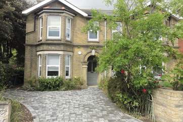 Rosa Monte is a fabulous four bedroom house in the popular town of Ryde, just moments away from the beach.