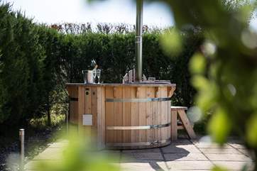 Fabulous wood-fired hot tub. Logs will be provided, so please ensure you light her up in plenty of time to ensure maximum temperature is met by the time you come to step in.