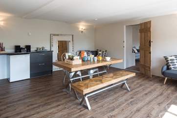 What a fantastic table to sit and enjoy any meal together.