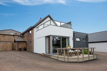 Backswood Cottage has a deck and a first floor balcony that make the most of the spectacular unspoilt view all the way down the valley