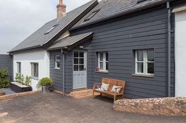 This delightful New England style romantic getaway is very cosy and stylish.