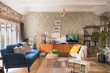 A stunning combination of modern and vintage furnishings.