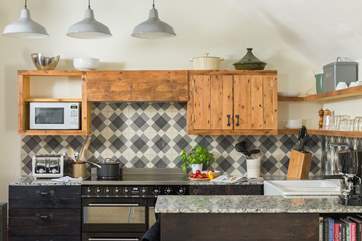 With many wonderful farmers' markets and roadside food stalls in the area, you can cook up a Cornish treat or two in this fab kitchen.