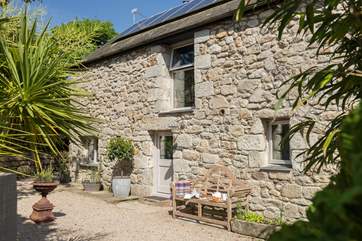 This lovely old stone barn conversion started life in the18th Century as a granary, as the appropriate name suggests.