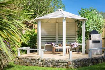 The summer house and BBQ.