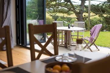 Dine al fresco.