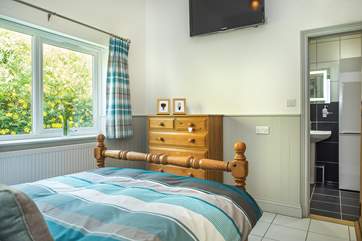 ..which has direct access to the shower-room.
