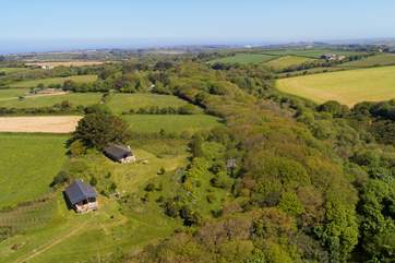 Twiga (left) and Tembo (right) are set in a pretty tree-lined meadow for that rural feel, but the coast is also very close by (as you can see in the picture!).