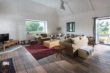Open up the balcony door and the side door to bring the outside in to this light and relaxing space.
