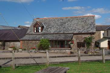 Oak Cottage is a deceptively spacious cottage on the edge of this lovely north Devon farmstead.
